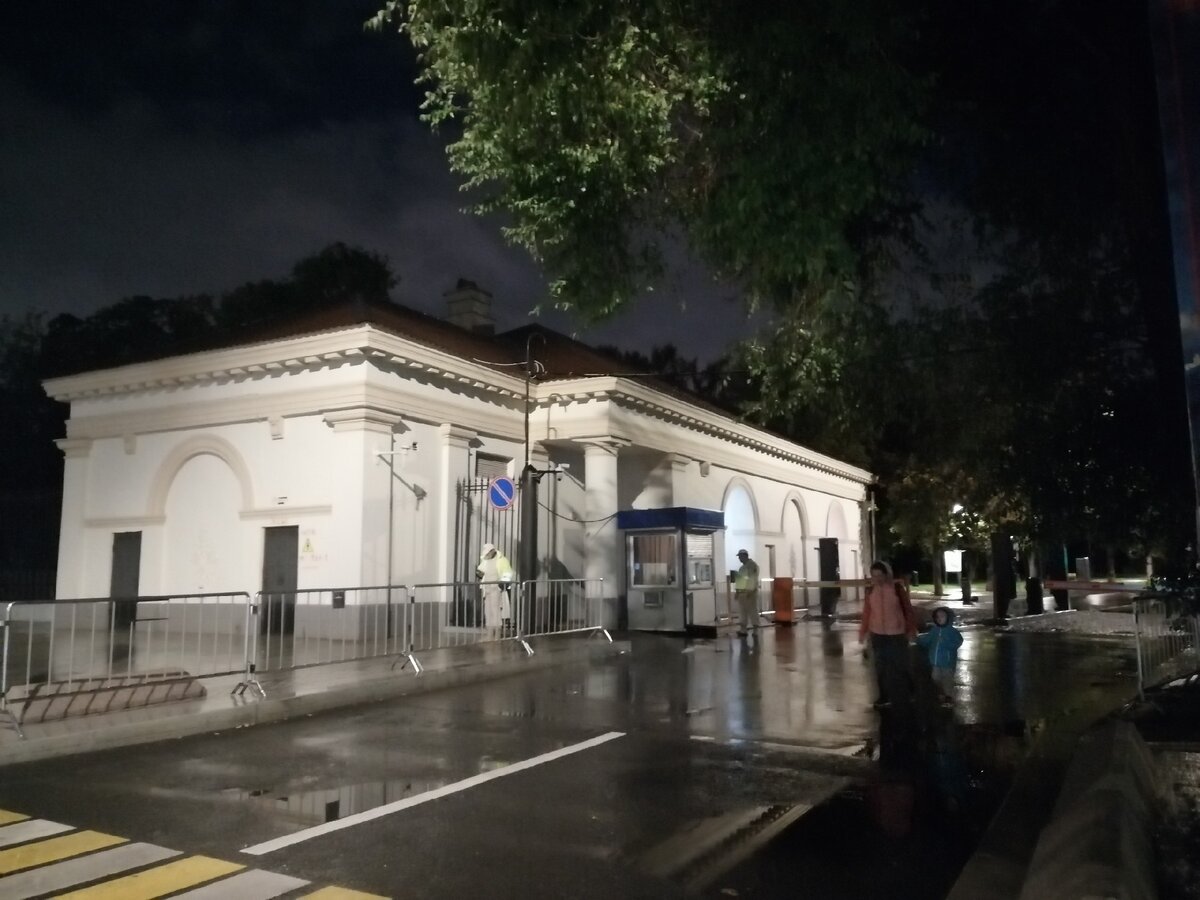 Шикарный сталинский туалет у северного входа на ВДНХ. Фото Светы Давыдовой