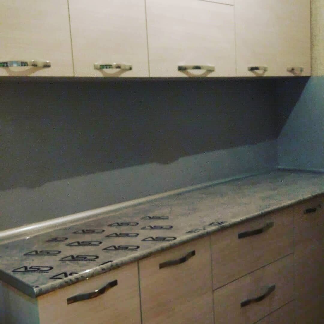 Угловая кухня.Без варочной панели и мойки.Дополнительная отделка стены с помощью лдсп.