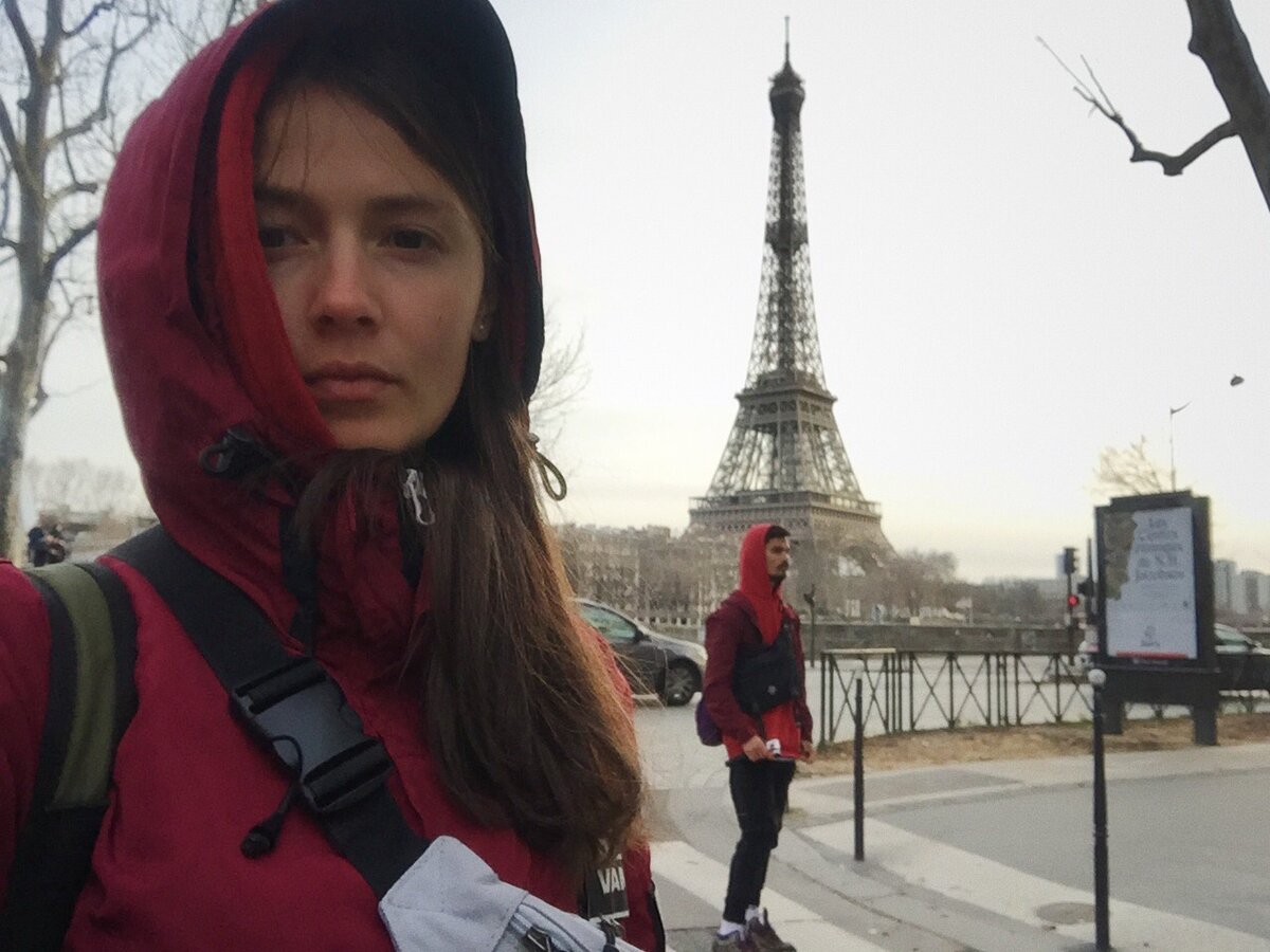 на фоне радиотехнического сооружения