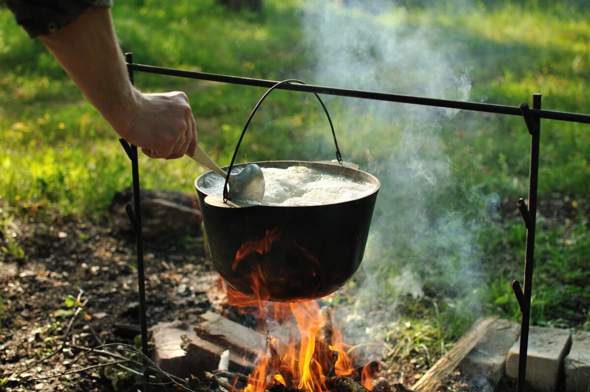 приготовление ухи на костре 