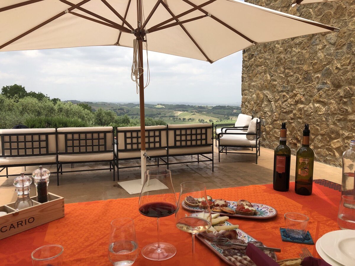 Обед на террасе винодельни