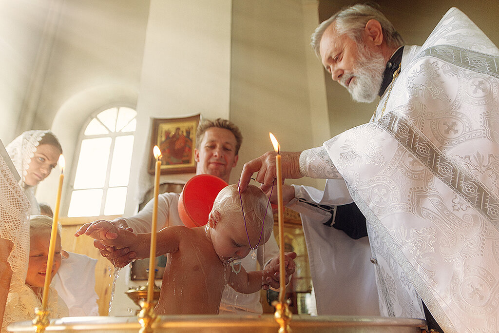 можно ли креститься взрослым. крещение взрослого человека. можно ли креститься взрослым. крещение женщины в церкви. можно ли креститься взрослым.