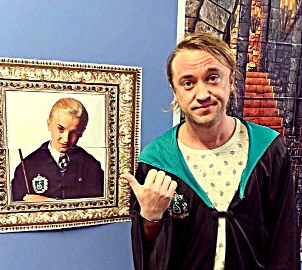  Взрослый и в детстве. Фото с vk.com. Его любимые фильмы: «Дневник памяти» и сериал «Сплетница», которые он смотрел вместе с бывшей подругой Джейд Гордон (исполнила в последней части саги роль Астории, жены Драго и была постановщицей трюков в разных частях саги). А вот «поттериану» он никогда не пересматривал, объясняя это тем, что хочет посмотреть фильмы только вместе со своими детьми. Актёр не женат и редко комментирует свою личную жизнь в открытых источниках и прямых эфирах на своём канале.