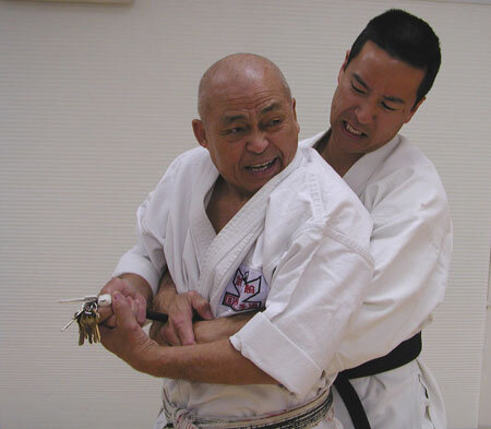 Такаюки Кубота демонстрирует технику защиты с  куботаном. Фото с сайта http://karateblackbelt.homestead.com/photos.html