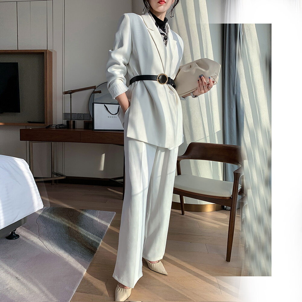 Белый брючный костюм, можно приобрести по отдельности, цена 2 654,42 - 5 359,95 руб.