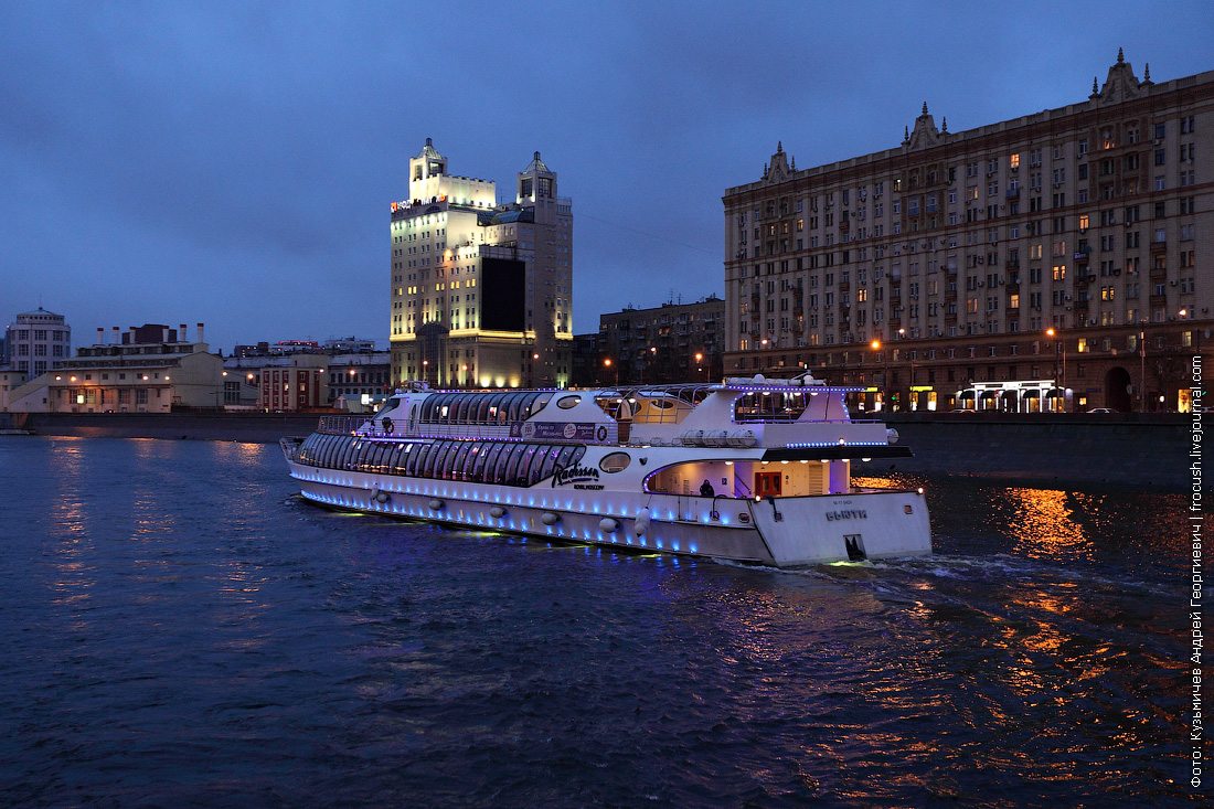 Рэдиссон прогулки по москве реке. Рэдиссон Роял корабль. Корабль на Москве реке Рэдиссон. Рэдиссон теплоход Москва. Теплоход Москва река Рэдиссон.