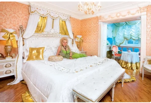 Надежда известна не только своим творчеством, но также, помпезными яркими нарядами, за которые она часто подвергается критике.-6