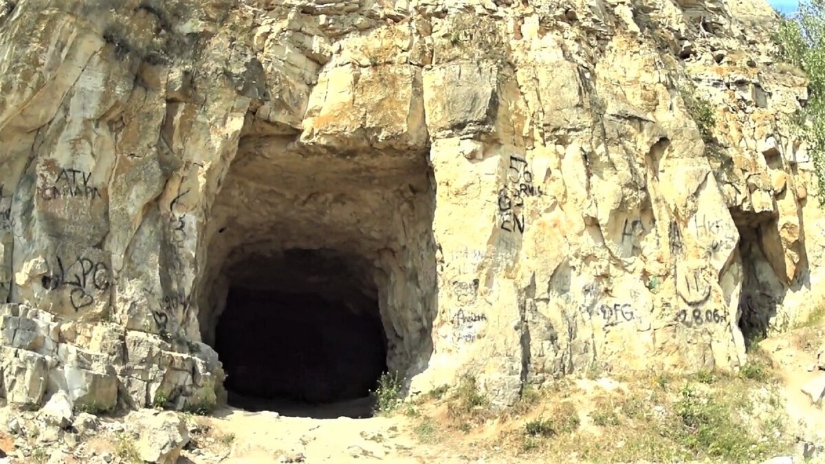 Парадный вход в одну из систем штолен на горе Поповой