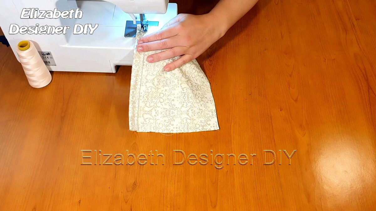 А теперь про мешочек. Кто догадался для чего он? Пока думаете, рассказываю, как его сшить. С одной стороны квадрата делаю подгибку с закрытым срезом и прокладываю строчку, ширина шва 1 см.