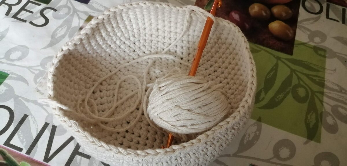 Когда начинала вязать, решила, что попробую импровизировать и не искать схемы