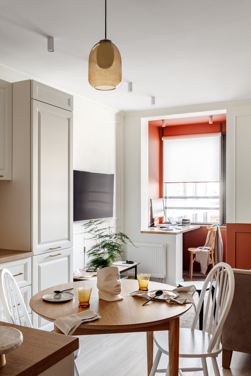 Кухня-гостиная. Кухня, Lavartec; обеденный стол, SK Design; стулья, журнальный столик и подвесной светильник, все La Redoute; керамические тарелки и ваза, Petrovastudio; стеклянные стаканы и салфетки, Zara Home; молдинги и потолочные карнизы, Orac Décor; ламинат, Quick Step; краска на стенах, Tikkurila.