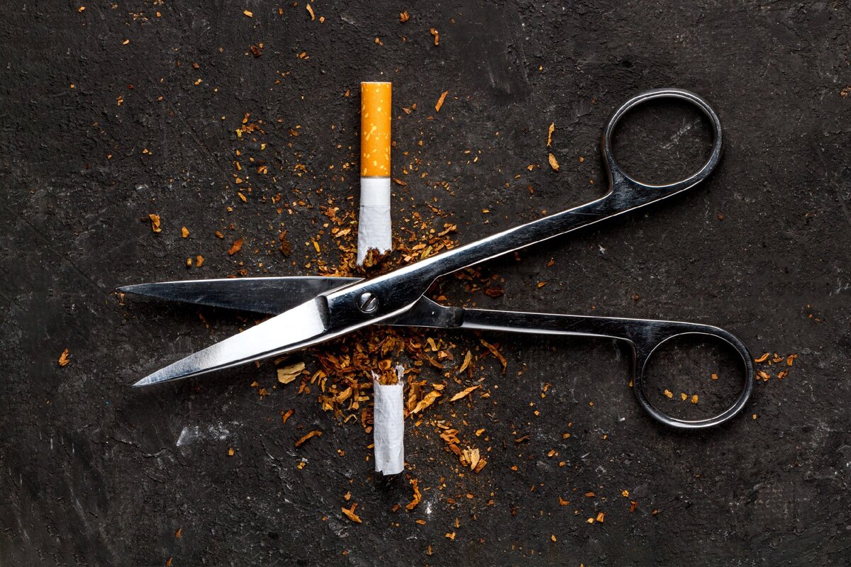 Практически каждому известно, что курение очень пагубно влияет на наш организм. Но, к сожалению, никотиновой зависимостью страдают многие. Каждый курильщик не один раз в жизни принимает решение бросить вредную привычку, но часто болезненная тяга к сигаретам оказывается сильнее. Найти в себе силы и пережить сложный период помогут несколько хитростей.