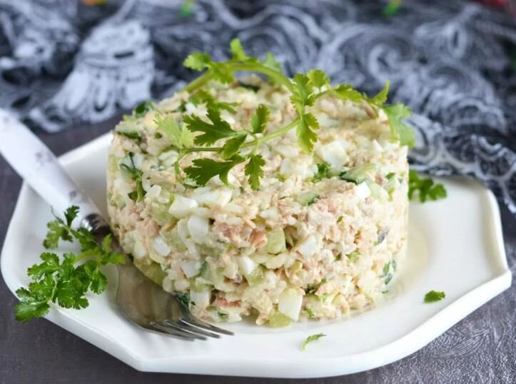 Салат с рыбными консервами, сыром и яйцами