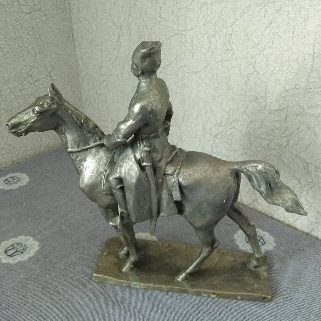 Настольная скульптура из  металла.
