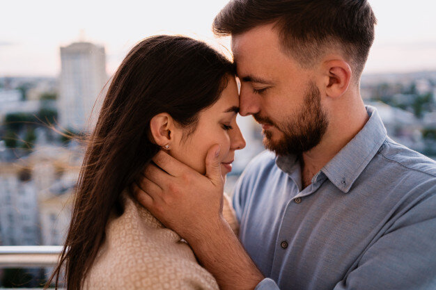 https://image.freepik.com/free-photo/man-and-woman-on-balcony-at-sunset-in-the-city_158595-5881.jpg