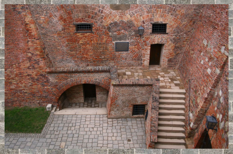 Двор крепости