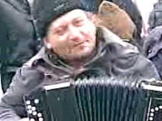 Утро у Юрия Фёдоровича начиналось с мелодии : Вставай страна огромная,вставай на смертный бой.Дальше шли :Вихри враждебные веют над нами. И так целый цикл военно-патриотических песен.Баян он не выпускал из рук целый день, кроме небольшого перерыва на обед.Так как жил он прямо надо мной,слышимость была отличная.Жаль ,что утро  у него начиналось в 8 часов, в это время я уже была на работе, а то бы и будильник не надо было заводить.Зато в выходные, в отпуске и на больничном я сполна могла "насладиться" его музыкой.Каждый день.с утра до вечера слушать один и тот же репертуар- это ,знаете, не для слабонервных.Однажды ко мне приехал в гости мой двоюродный брат. Он проходил  производственную  практику в соседнем  городе а диплом решил писать у меня."У тебя не скучно,музыка играет"- сказал он мне."Посмотрим,что ты скажешь завтра"-ответила я ему."Ну что-спросила я  вечером следующего дня,придя с работы-как тебе музыка?" "Мешала сосредоточится"-признался брат."Ничего,привыкнешь"-пообещала я брату. И оказалась права.