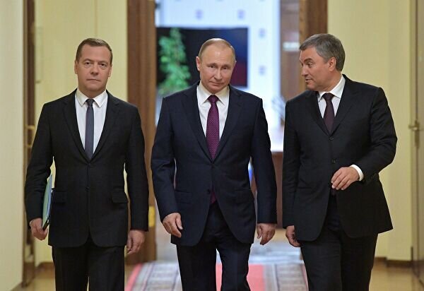Фото - https://ria.ru/20180508/1520169265.html. Правильный Bb. Прибраться можно к тому, что у ВВП и ДАМ манжеты рукавов недостаточно выглядывают из-под рукавов пиджака (должны на 2-3 см).