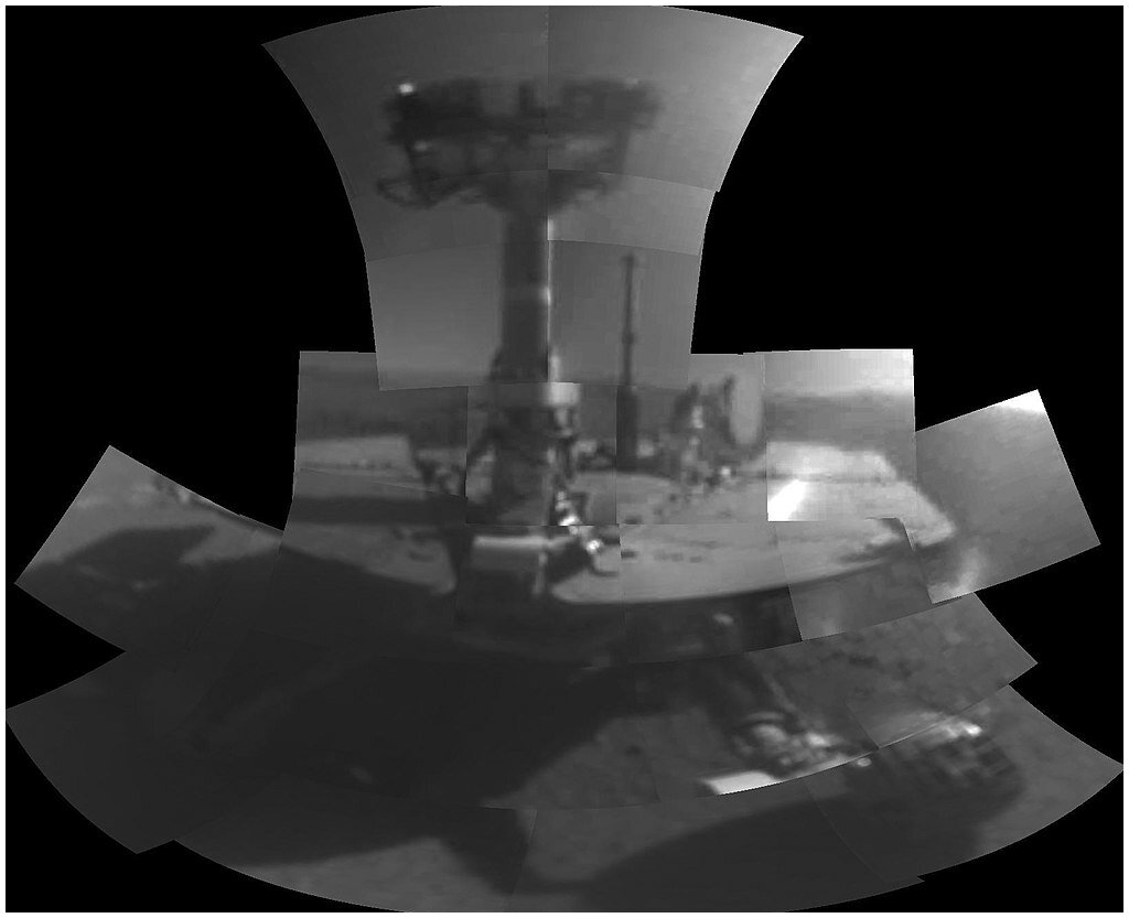 Своеобразное "селфи" аппарата Opportunity, склеенное из нескольких кадров, источник: Википедия