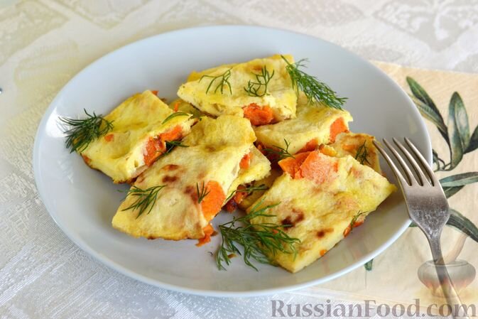 яйца, тыква, лук репчатый, масло растительное, соль, перец чёрный молотый, зелень