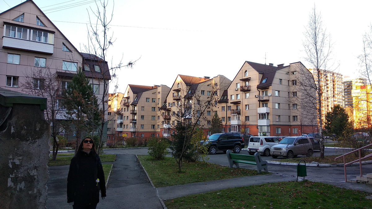 Двор внутри миниатюрного жилищного комплекса. 