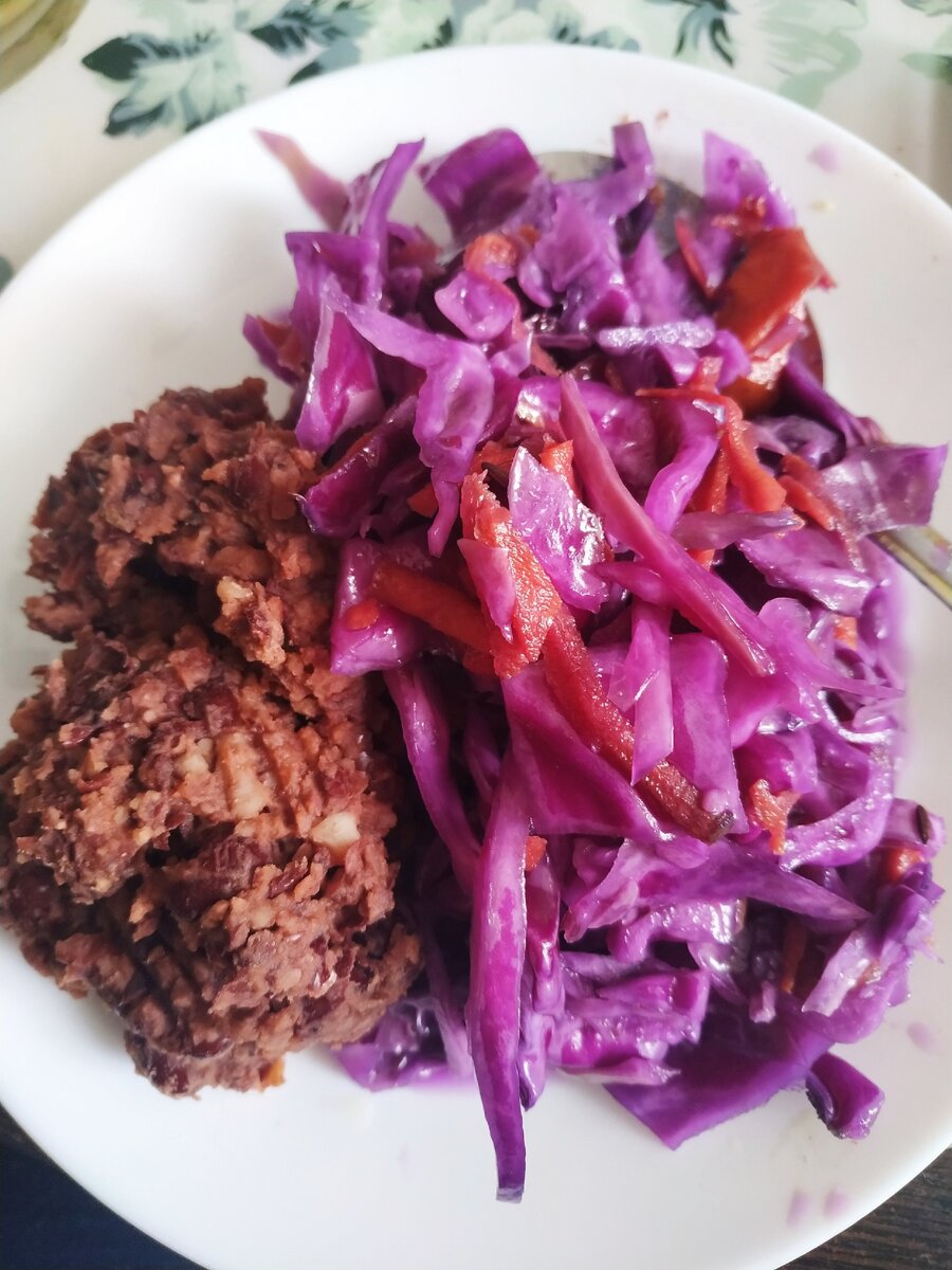 Фасолевая паста и капустный маринованный салат