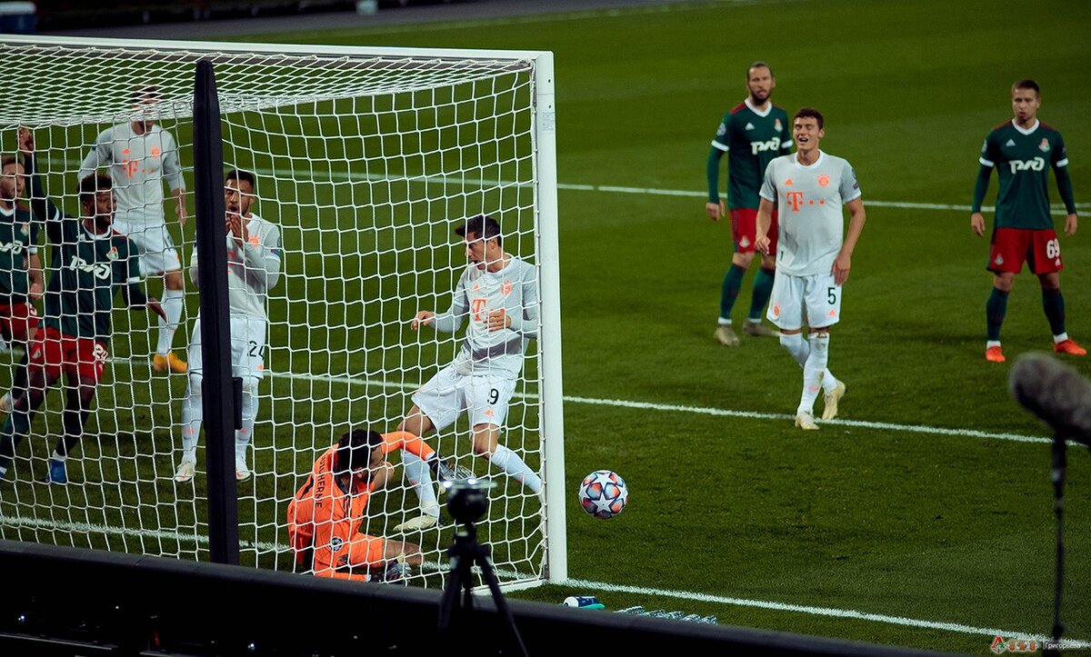 Опасный момент в первом тайме матча Локомотив - Бавария. Фото из интернета.