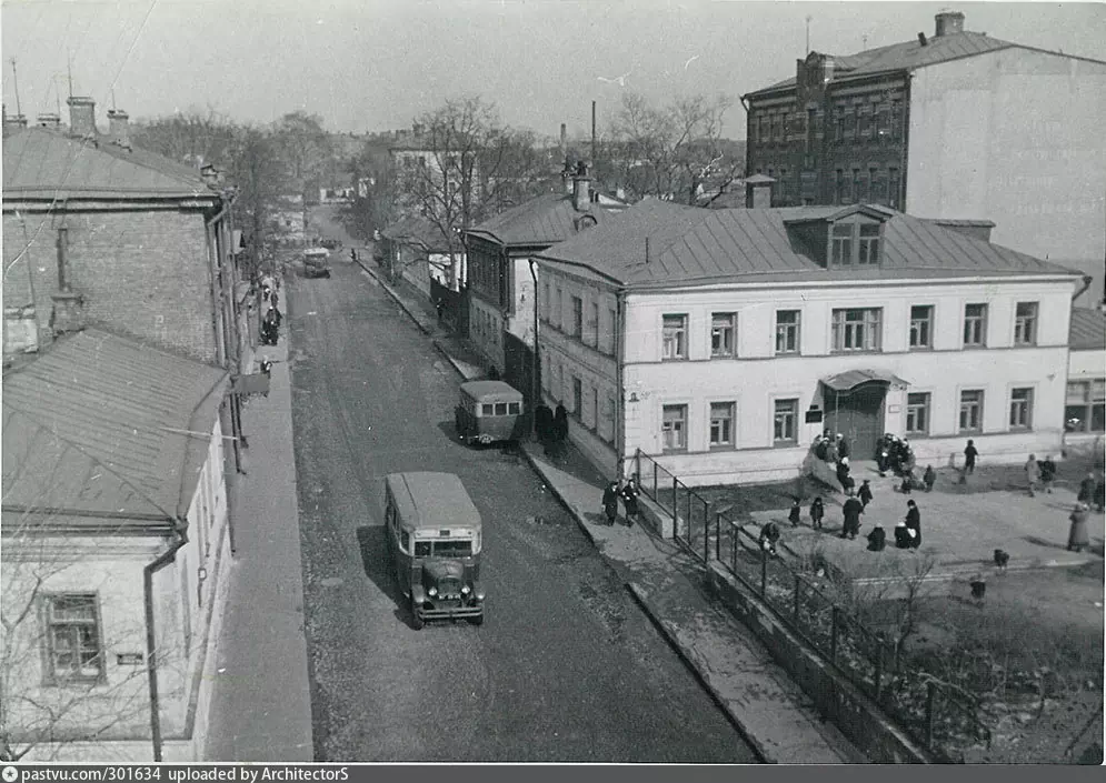 Переулок Маяковского. У библиотеки-музея В.В. Маяковского, 1947 г. Из фондов Государственного музея В.В. Маяковского.