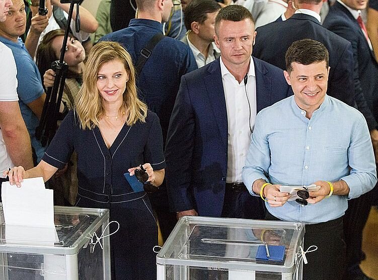 Владимир Зеленский и его супруга голосуют на выборах 2019 года.  Источник wikimedia.commons 