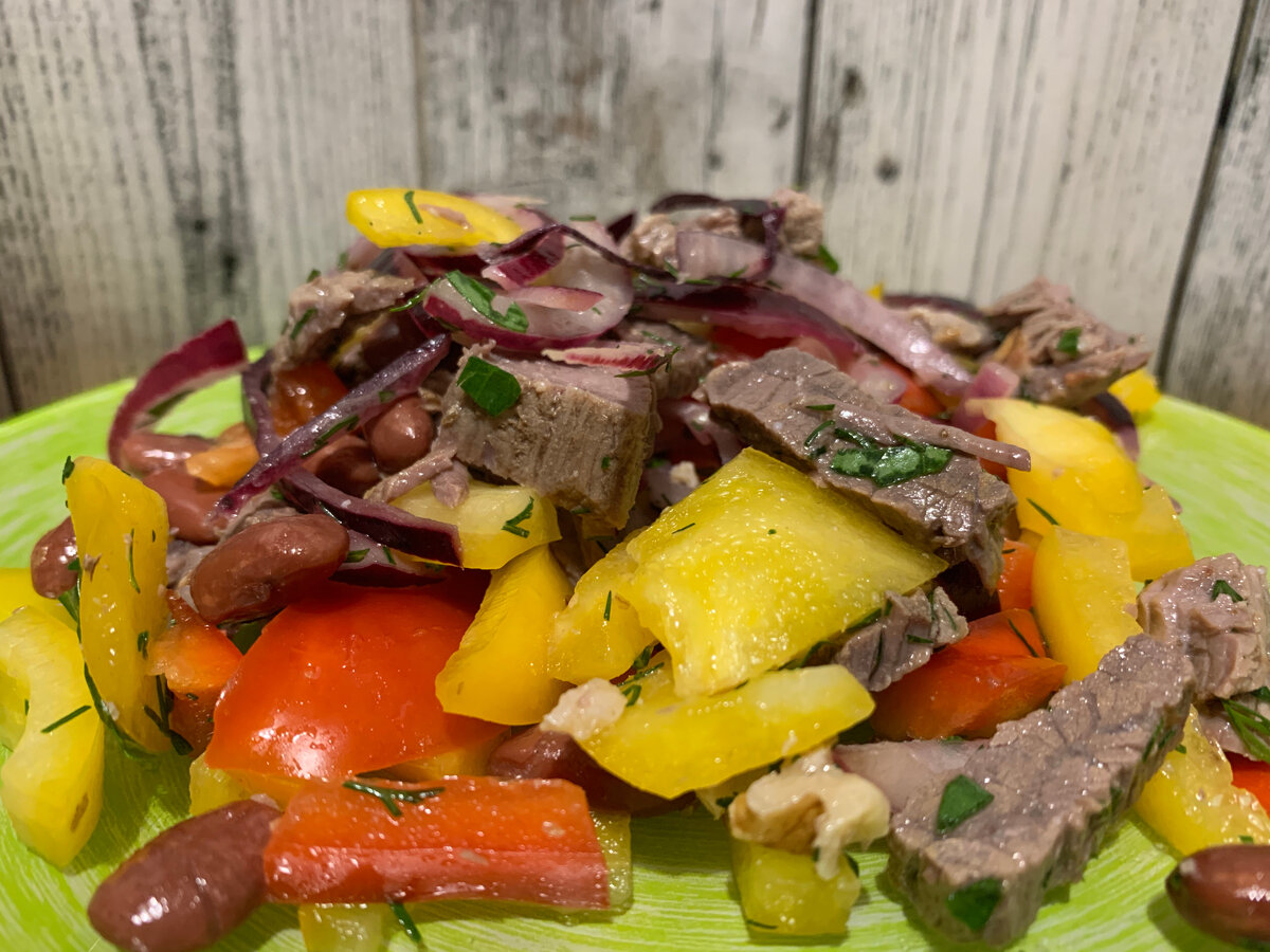 По рецепту этот салат делают с болгарским перцем, но т.к. последнее время у меня стала не переносимость его, себе я сделал порцию без перца