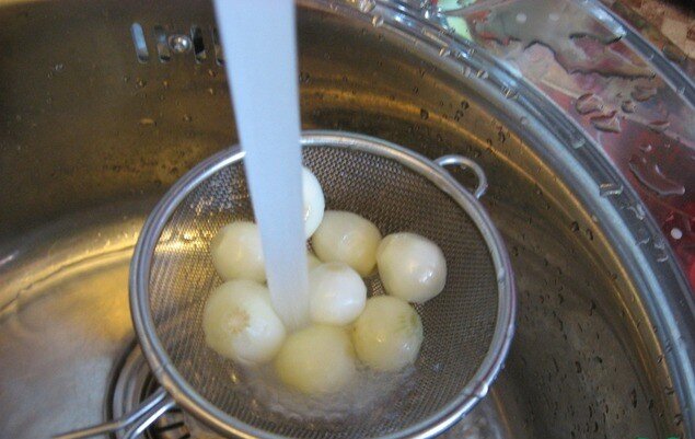 Лук очищенный. Лук надо мыть. Луковица чеснока. Лук надо мыть. Лук надо мыть.