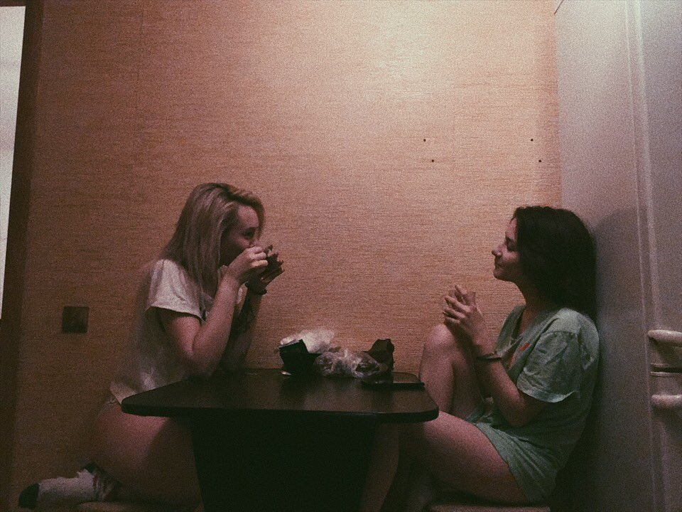 В такие моменты люди становятся ближе друг к другу, проникая в "души', поэтому они нам запоминаются - в эти моменты раскрываемся и мы и другой человек для нас