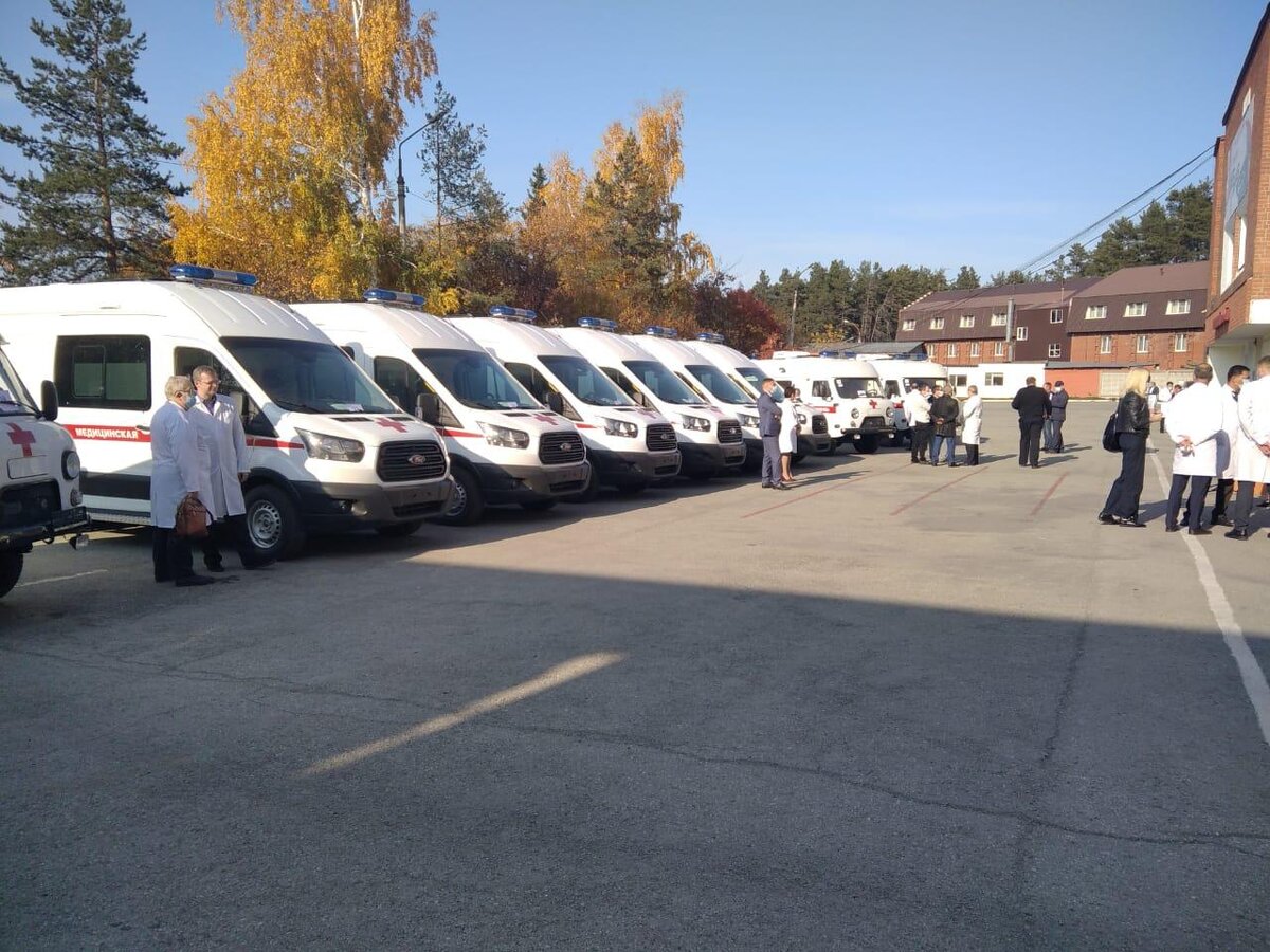 Эти новенькие "скорые" были направлены в районные больницы муниципалитетов ещё вначале лета. Но они всё равно не вправляются с наплывом заболевших.
