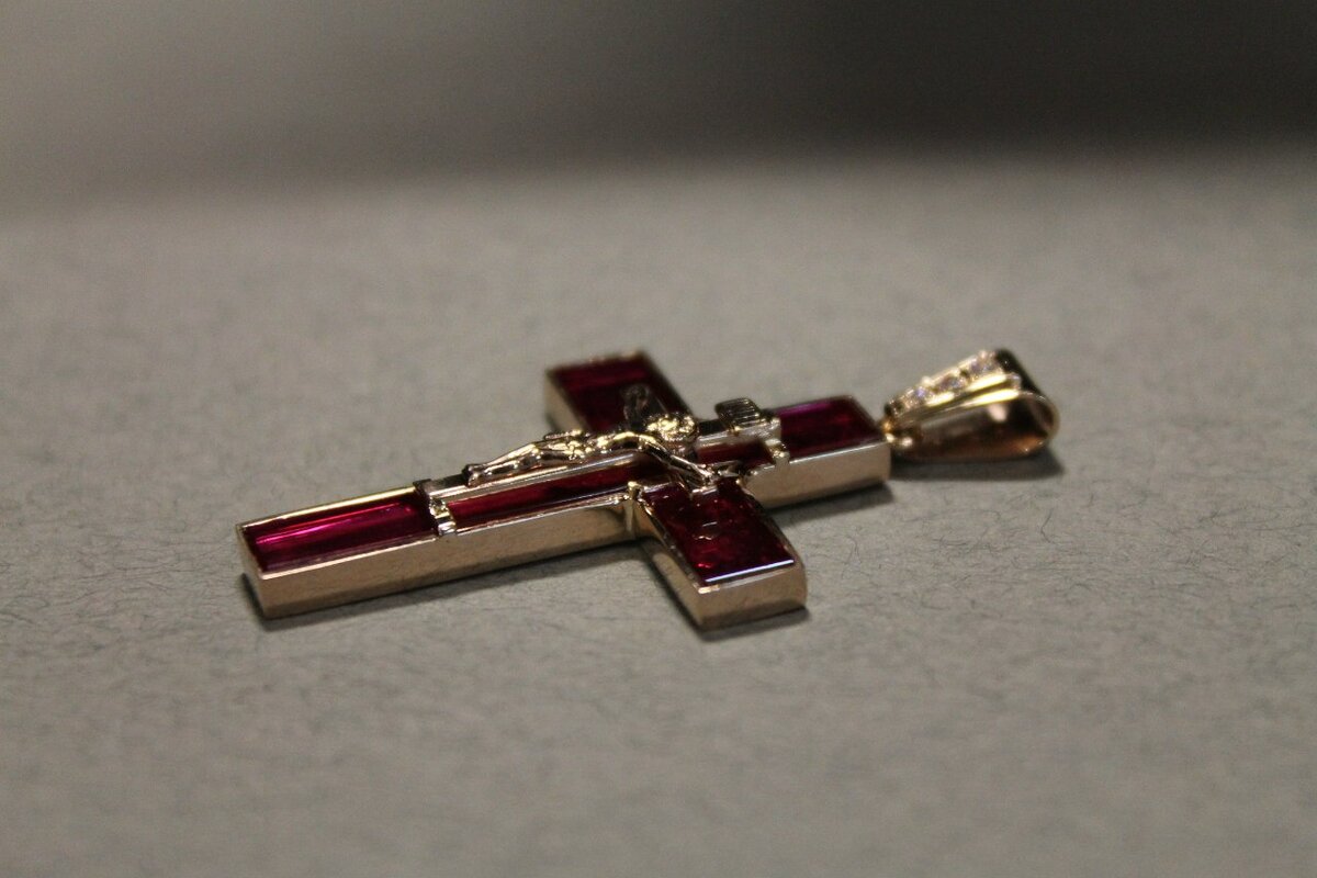 Золотой нательный крестик