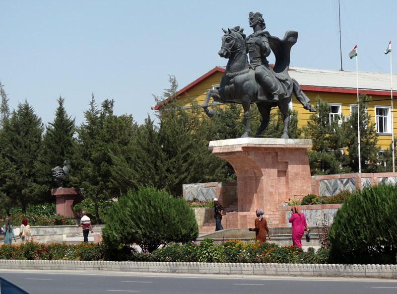 Время таджикистан курган. Таджикистан Курган-Тюбе (Бохтар). Бохтар Курган Тюбе музей. Памятники Курган Тюбе. Таджикистан город Кургантепа.