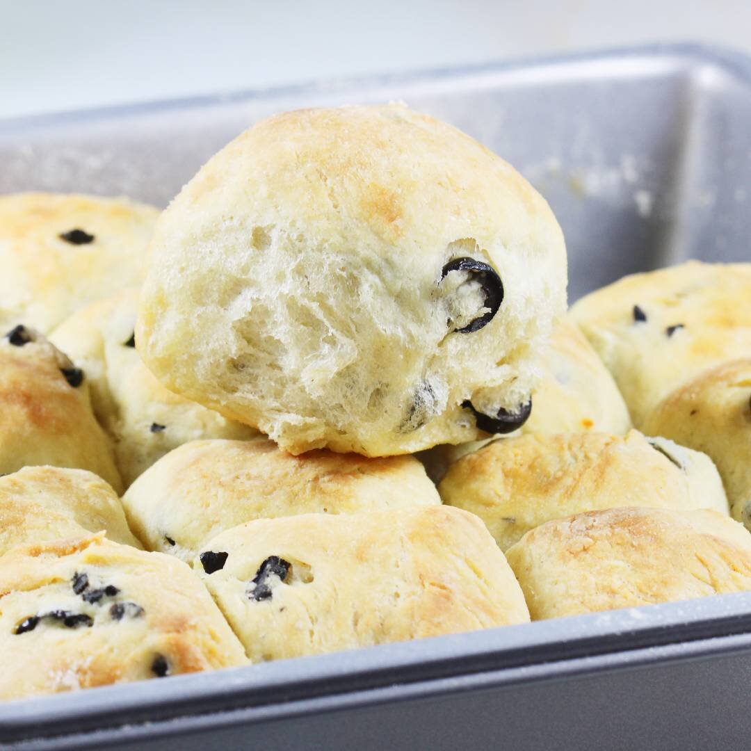 Булочки с маслинами - прекрасное дополнение к завтраку, обеду и ужину.