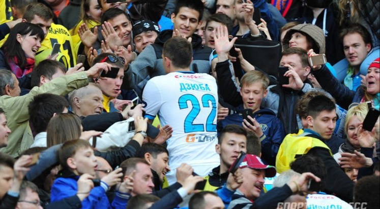 Дзюба с фанатами.