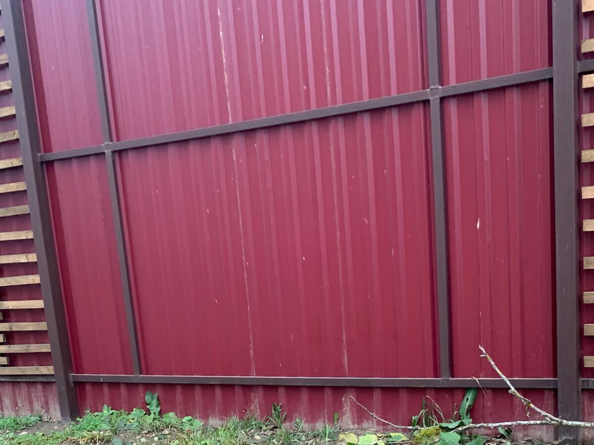 Подсмотрели, как по-новому установить забор из профлиста. Красиво ...