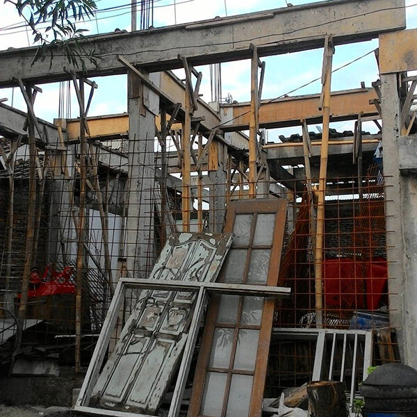 Постройка индонезийского дома, как видите бамбук и несущие колонны, никаких сплошных стен
