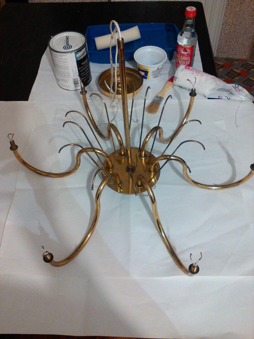 Люстра в разобранном виде подготовлена под покраску