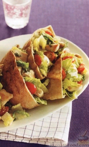 Самый удобный и приемлемый бутерброд - это пита, начиненная салатом и мясом. Наилучший вариант этой закуски - это салат из овощей и куриного мяса.