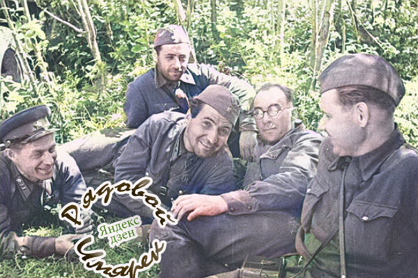 Военный корреспондент, интендант 2-го ранга К.Симонов в июле 1941 года, на фото - в центре (второй слева). Фото с www.trud.ru.