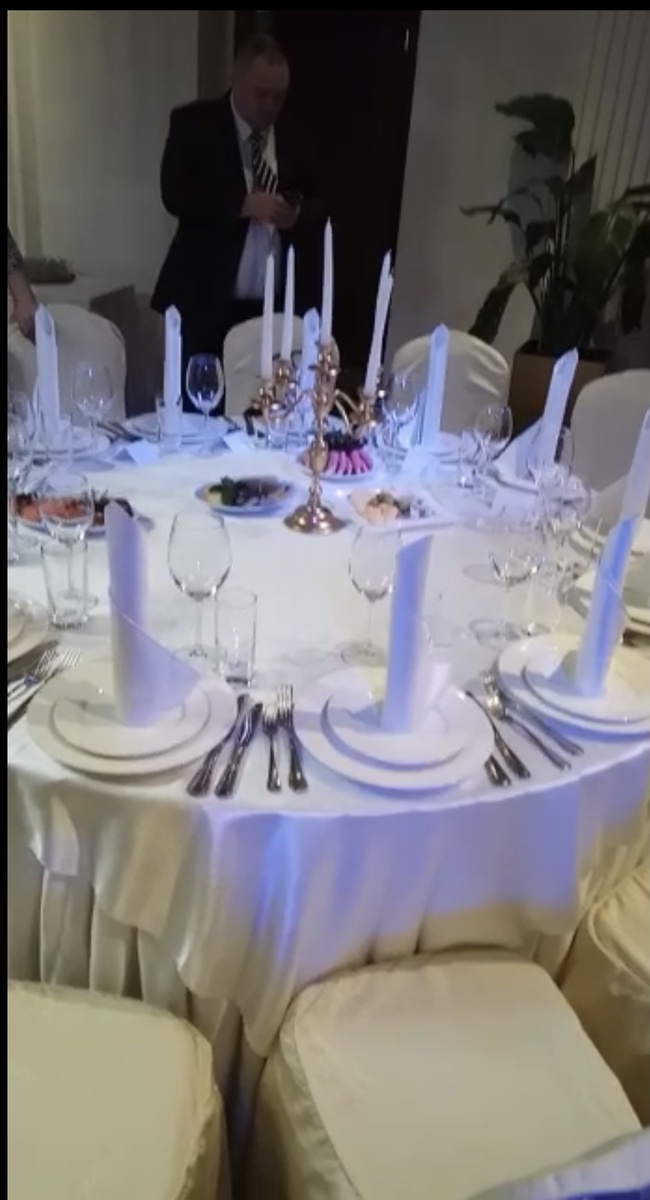 Сервировка стола (качество плохое, т.к. фото сделано из видео)