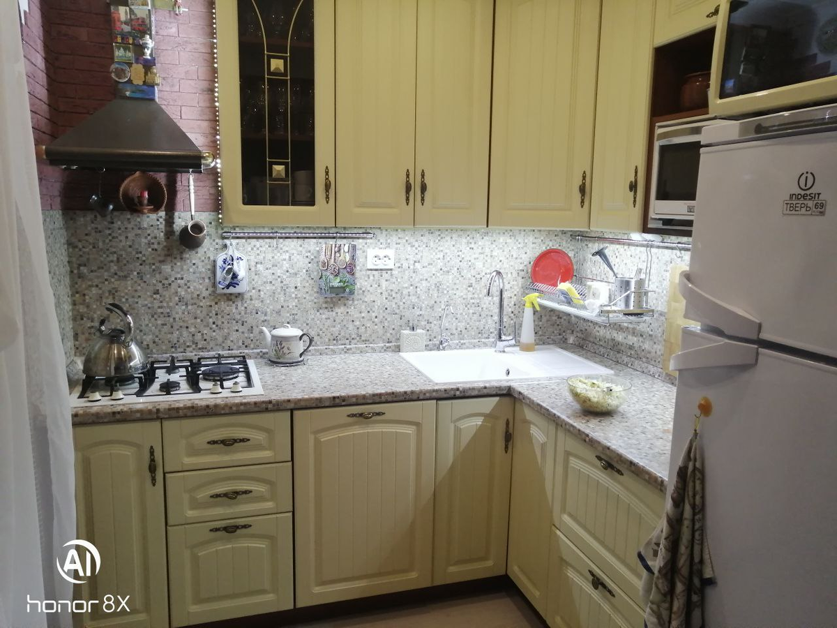 Кухня из магазина "Столплит". Интересно её приобретала. Выбрала, а на тот момент у них была акция: складывали две последние цифры номера телефона и столько процентов давали скидку. У меня последние цифры 8 и 9 = 17 %. Мебели 9 лет - ничего не развалилось.