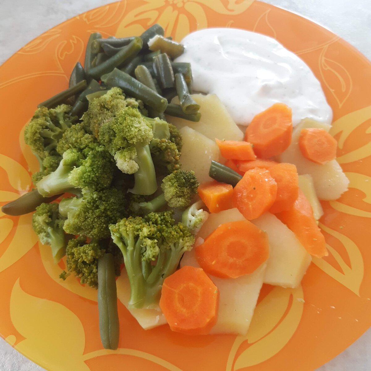 Соус сметанный с орегано, базиликом и солью, поданный к овощам, приготовленным на пару. Фото автора.