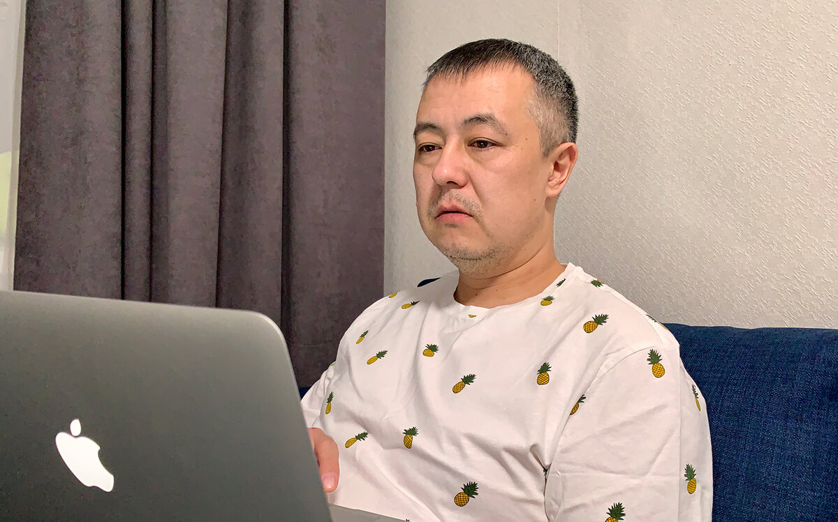 Сельский учитель разбирает свою почту