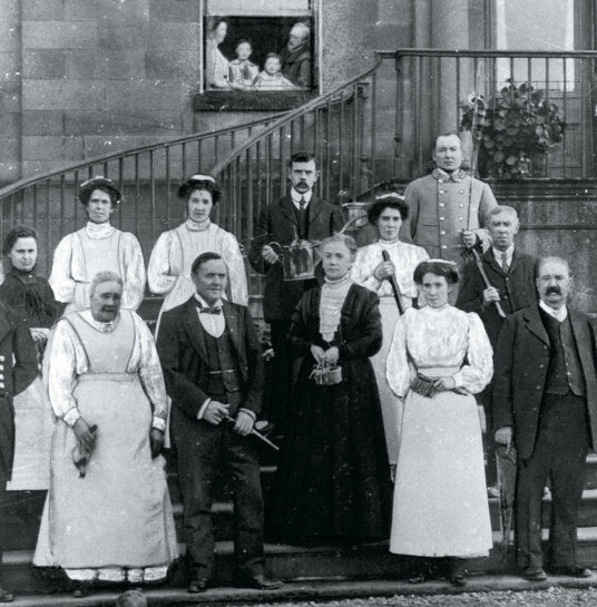 Дворецкого можно определить по бутылке, экономку — по ключам. Источник: britishheritage.com