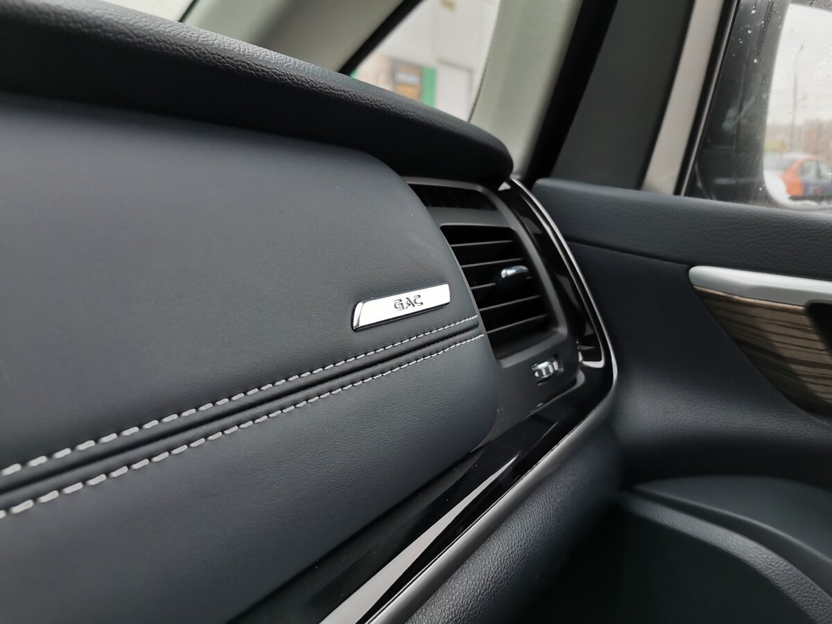 Мягко...белая сточка, металлический шильдик. Стильно. И даже пластик "под дерево" не сильно портит общую картину