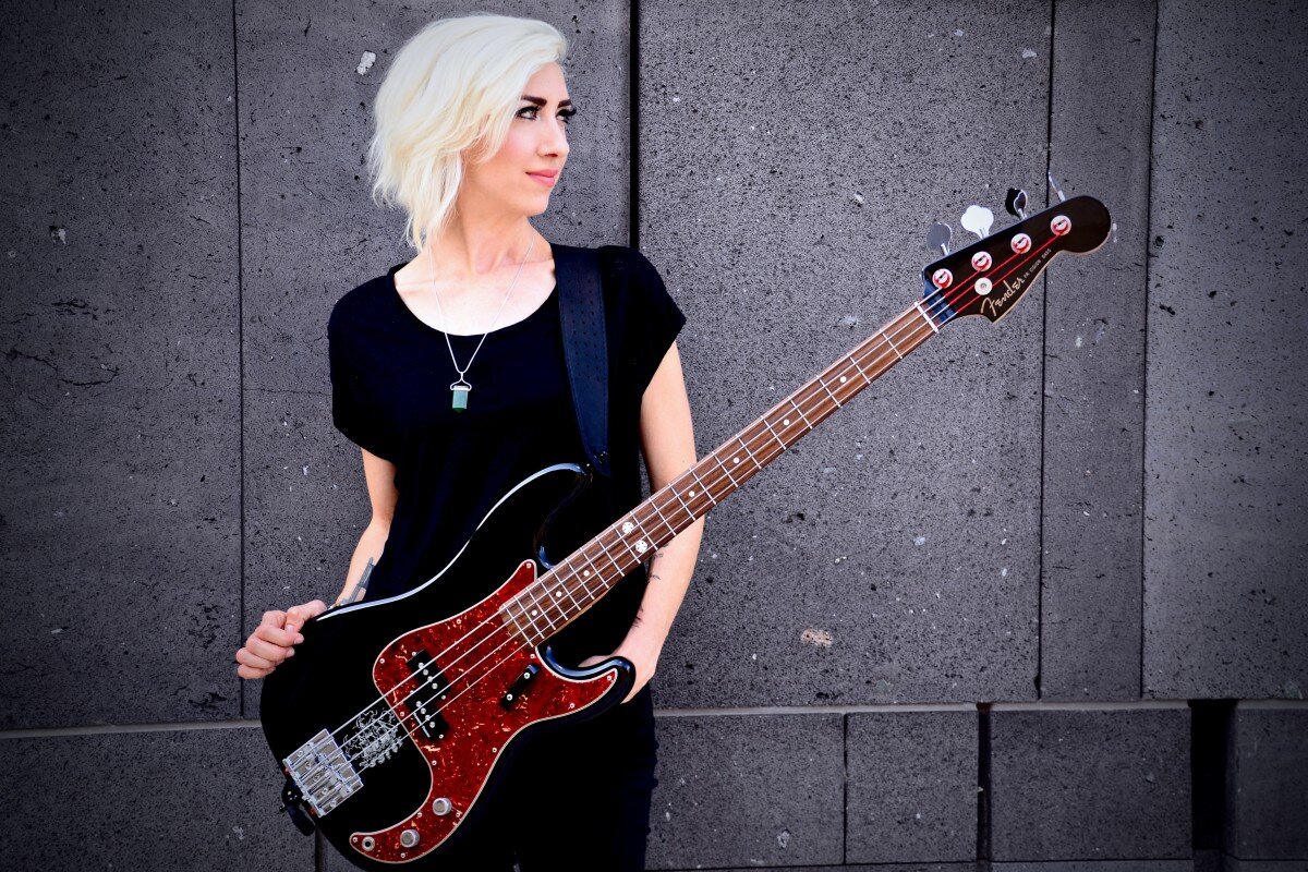 Eva Gardner и её именной Fender precision bass