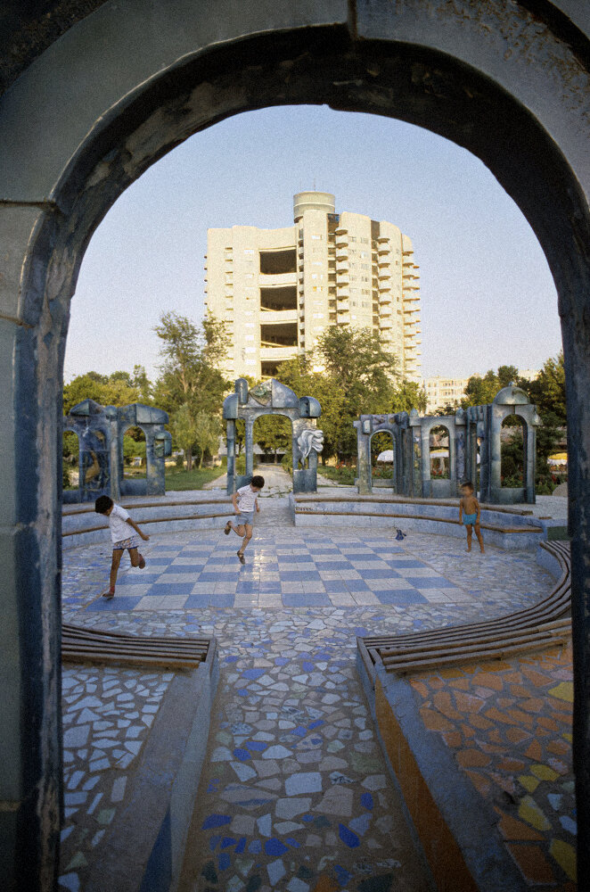 Вид на детскую площадку "Восточная сказка"  и экспериментальный жилой комплекс в центре Ташкента.  01.08.1987. Автор: В. Ковреин